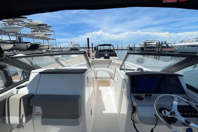 Slide: The Image of Boston Whaler 210 Vantage 2025 - 25