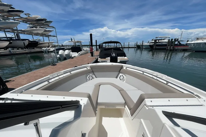 Slide: The Image of Boston Whaler 210 Vantage 2025 - 26