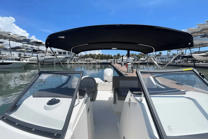 Slide: The Image of Boston Whaler 210 Vantage 2025 - 28