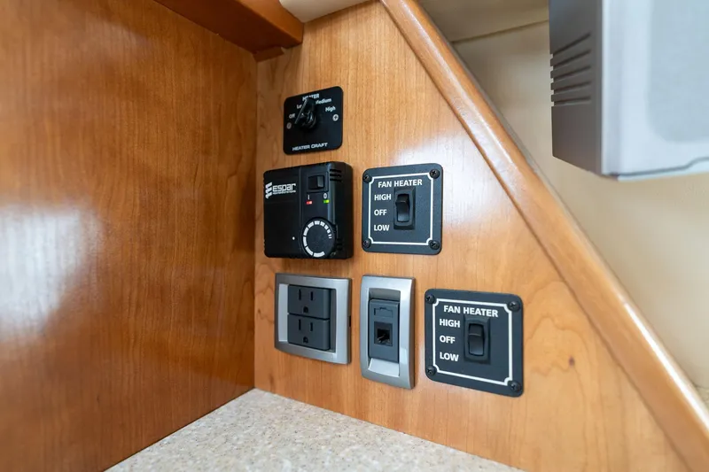 Slide: The Image of Meridian 490 Pilothouse 2003 - 104