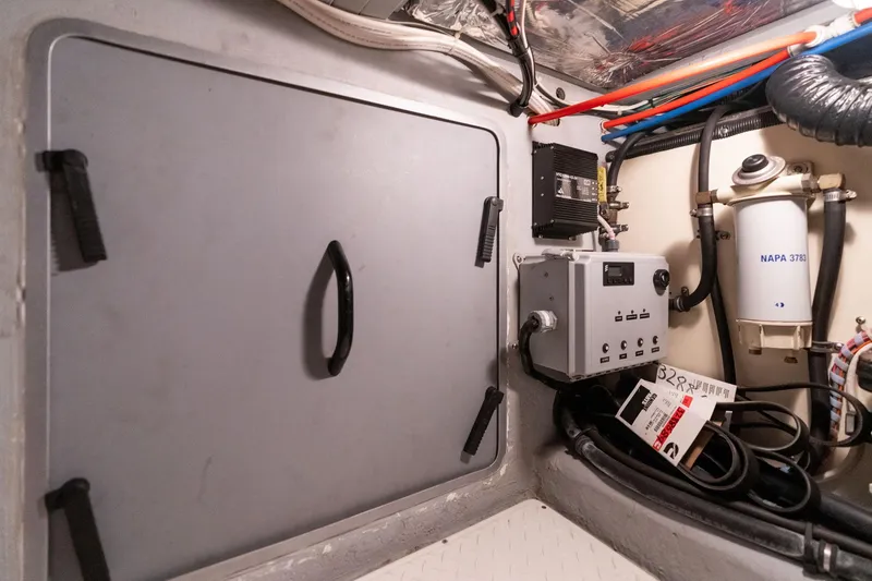 Slide: The Image of Meridian 490 Pilothouse 2003 - 98