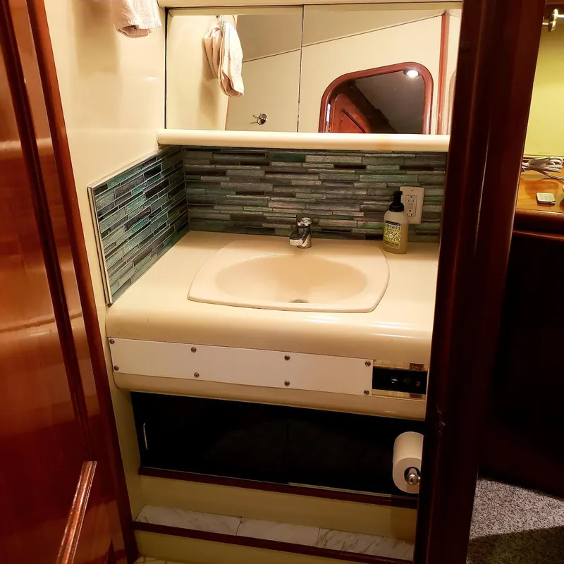 Slide: The Image of Viking 55 Motoryacht Walkaround 1988 - 58