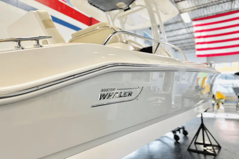 Slide: The Image of Boston Whaler 250 Dauntless 2025 - 10