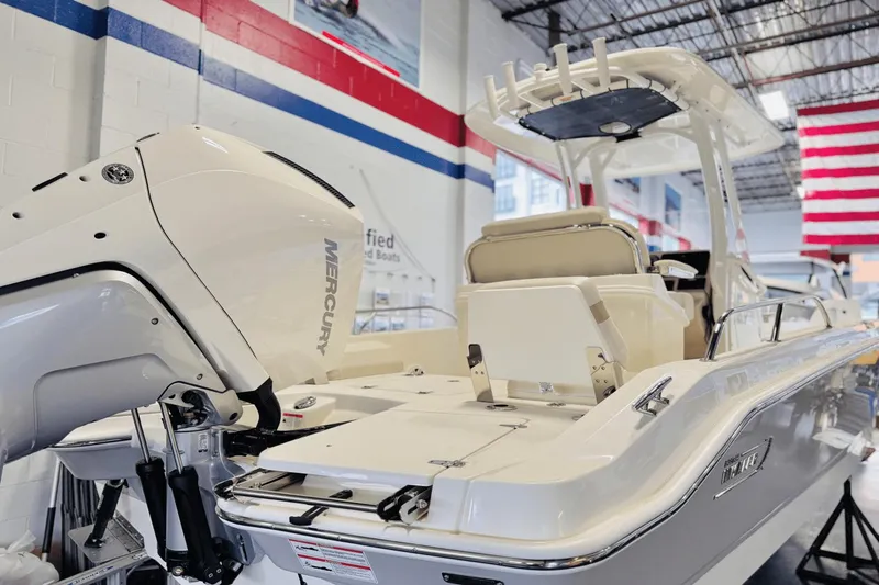 Slide: The Image of Boston Whaler 250 Dauntless 2025 - 13