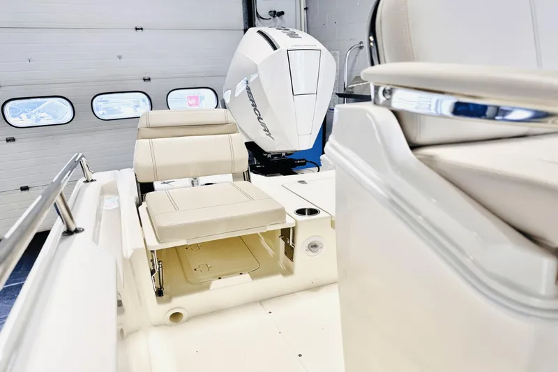 Slide: The Image of Boston Whaler 250 Dauntless 2025 - 16