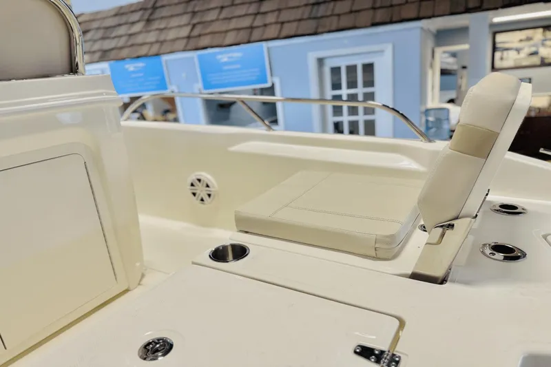 Slide: The Image of Boston Whaler 250 Dauntless 2025 - 17