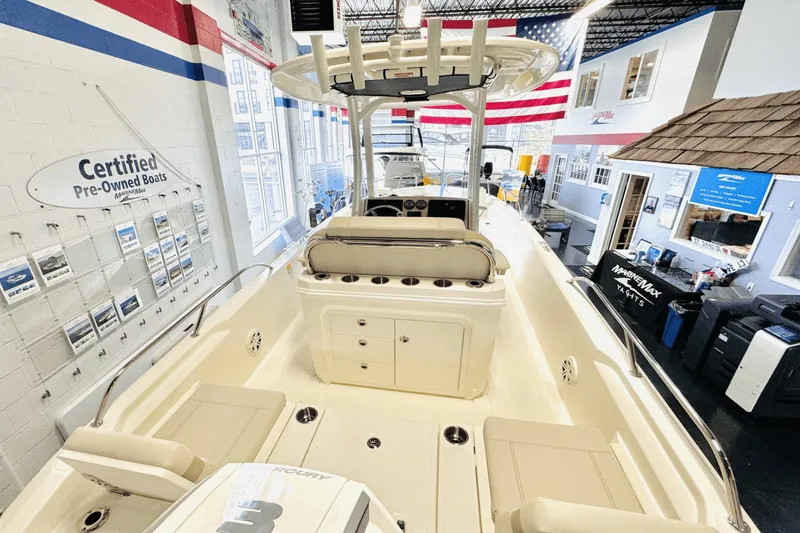 Slide: The Image of Boston Whaler 250 Dauntless 2025 - 19