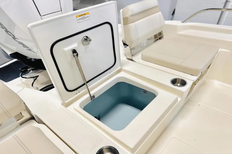 Slide: The Image of Boston Whaler 250 Dauntless 2025 - 21