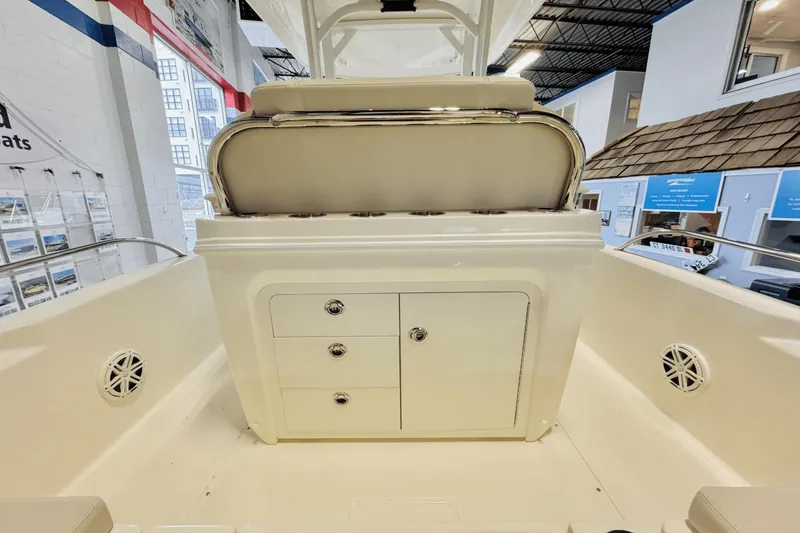 Slide: The Image of Boston Whaler 250 Dauntless 2025 - 23