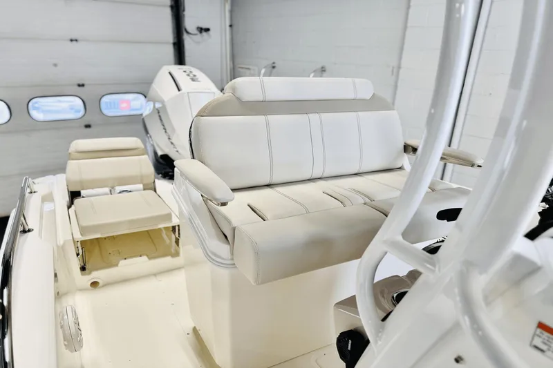Slide: The Image of Boston Whaler 250 Dauntless 2025 - 27