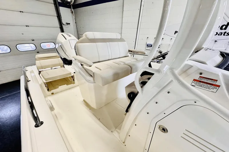 Slide: The Image of Boston Whaler 250 Dauntless 2025 - 28