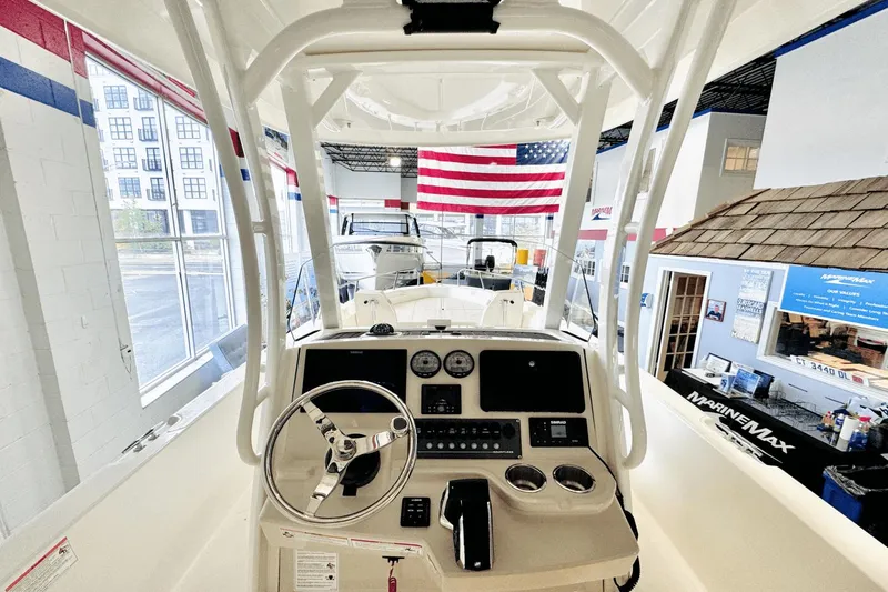 Slide: The Image of Boston Whaler 250 Dauntless 2025 - 32