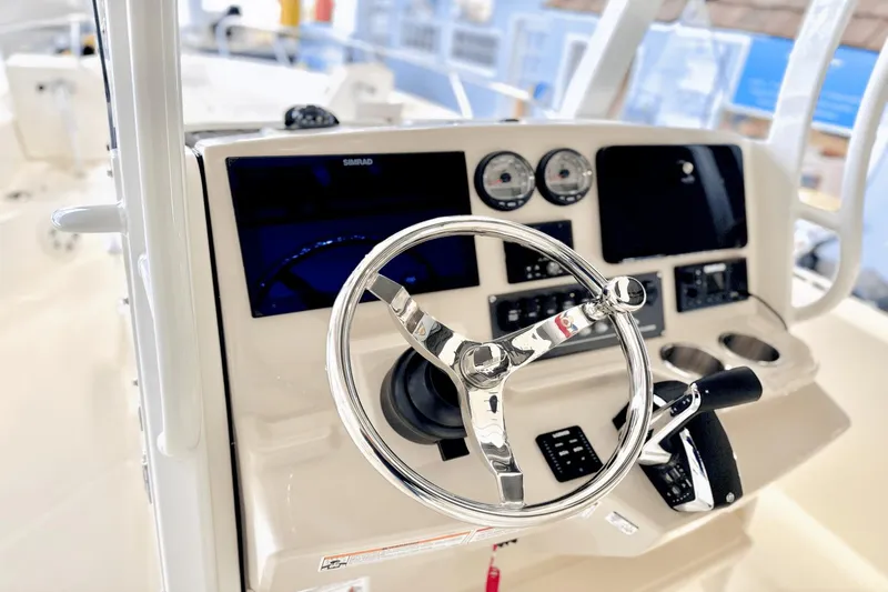 Slide: The Image of Boston Whaler 250 Dauntless 2025 - 36