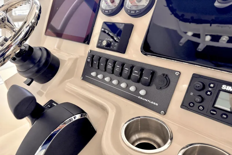 Slide: The Image of Boston Whaler 250 Dauntless 2025 - 37
