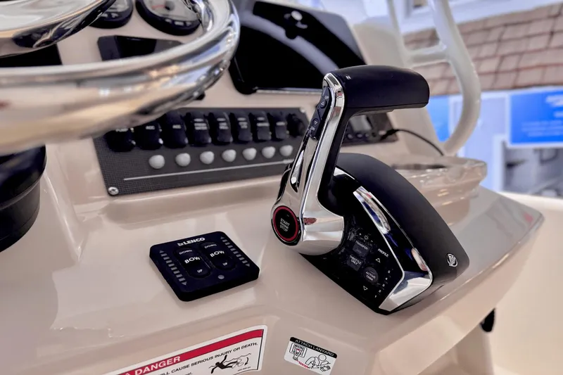 Slide: The Image of Boston Whaler 250 Dauntless 2025 - 38