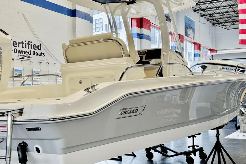 Slide: The Image of Boston Whaler 250 Dauntless 2025 - 7