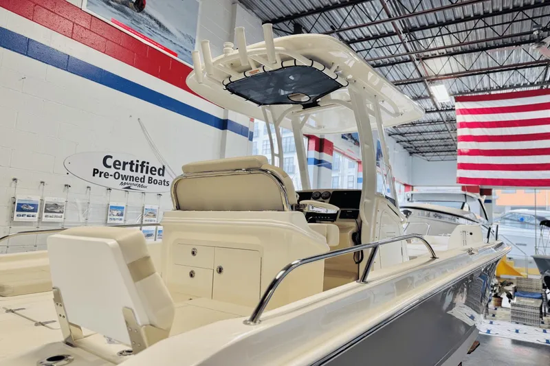 Slide: The Image of Boston Whaler 250 Dauntless 2025 - 9