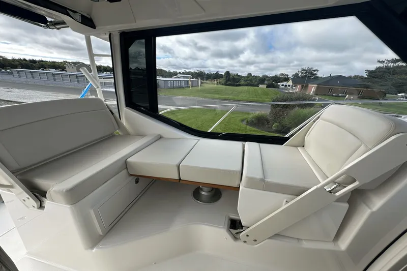 Slide: The Image of Boston Whaler 325 Conquest 2026 - 29