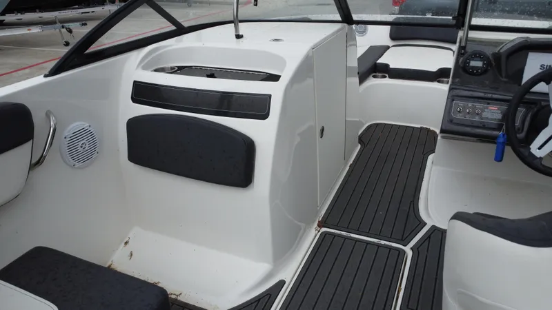 Slide: The Image of Bayliner VR6 2021 - 26