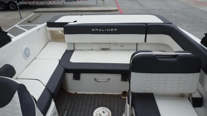 Slide: The Image of Bayliner VR6 2021 - 27