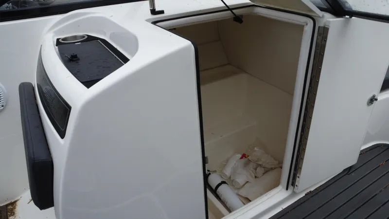 Slide: The Image of Bayliner VR6 2021 - 28