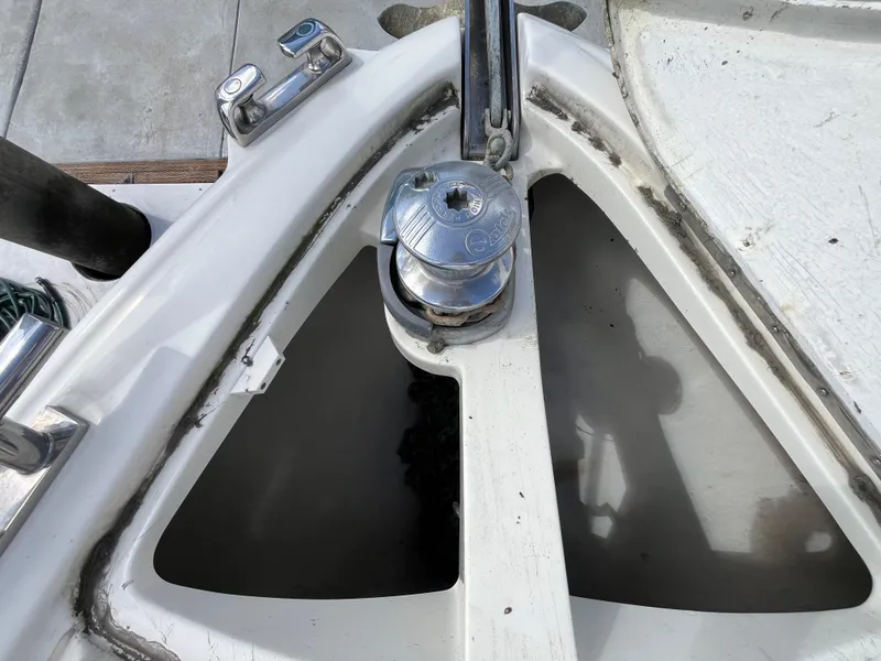 Slide: The Image of Anchor winch on 2006 Azimut Atlantis yacht deck. - 12