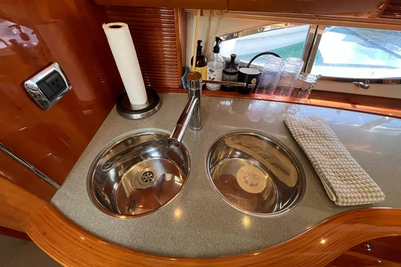 Slide: The Image of 2006 Azimut Atlantis yacht kitchen with dual sinks and countertop accessories. - 24