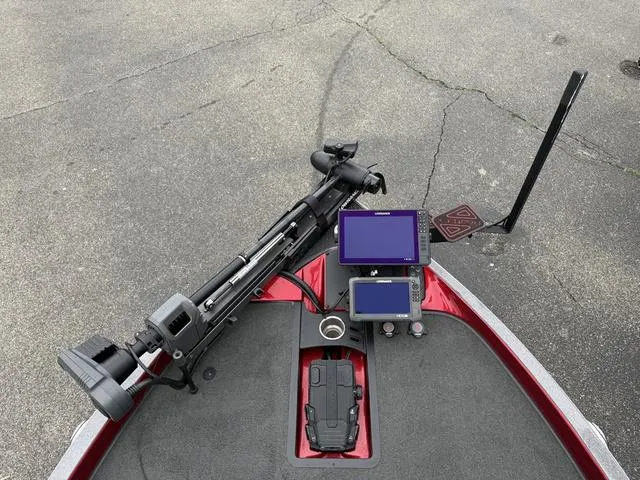 Slide: The Image of 2015 Ranger Z520C boat deck with mounted electronics and trolling motor. - 3