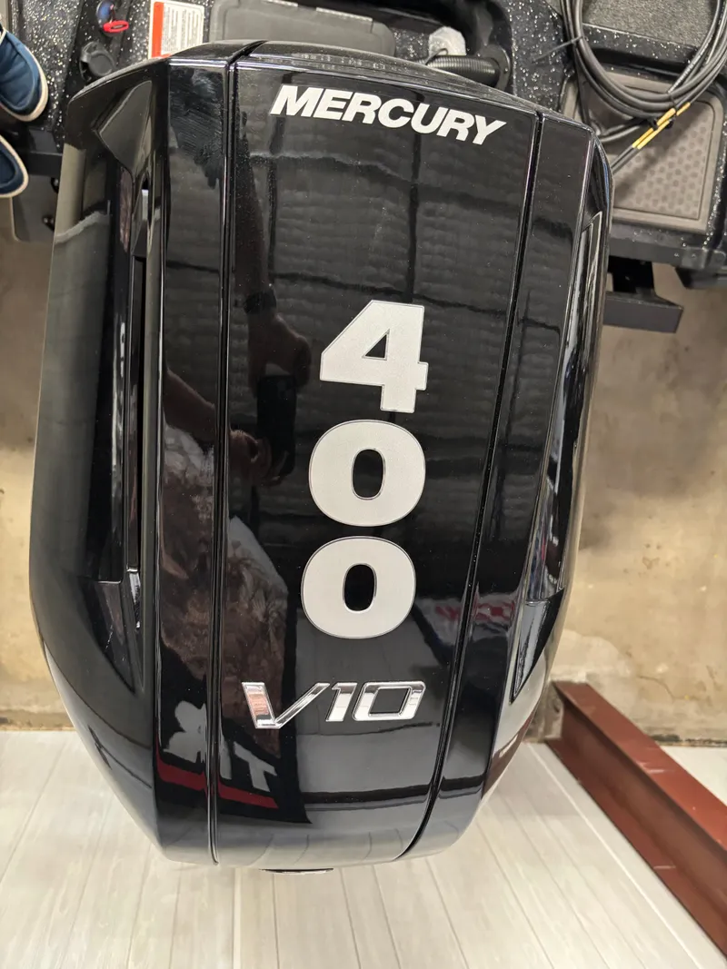 Slide: The Image of Mercury 400 V10 engine on Nitro ZV21 Pro 2025 boat. - 8