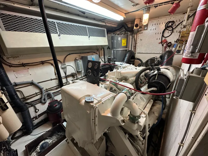 Slide: The Image of Hatteras 63 Motoryacht 1987 - 50