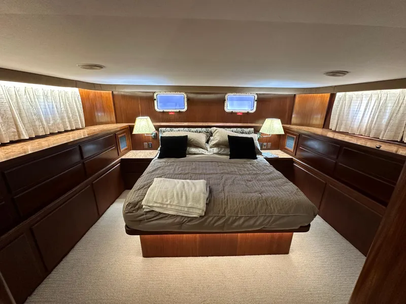 Slide: The Image of Hatteras 63 Motoryacht 1987 - 59