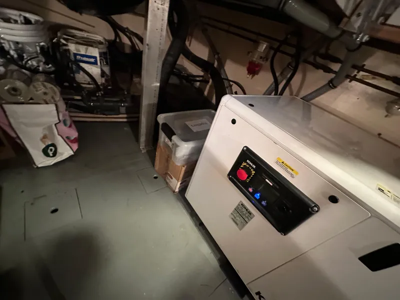 Slide: The Image of Hatteras 63 Motoryacht 1987 - 70