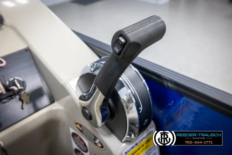 Slide: The Image of Throttle control of 2018 Cypress Cay 233 Seabreeze boat, featuring ergonomic handle design. - 29
