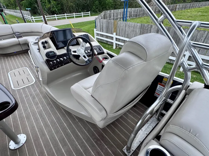 Slide: The Image of 2014 Bennington 2575 RCW boat interior with steering console and seating. - 10