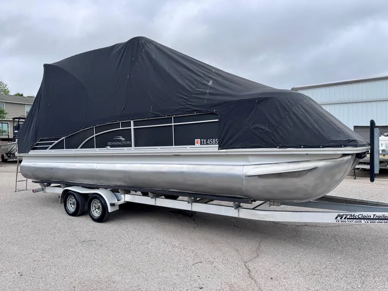 Slide: The Image of 2014 Bennington 2575 RCW pontoon boat covered on a trailer. - 22
