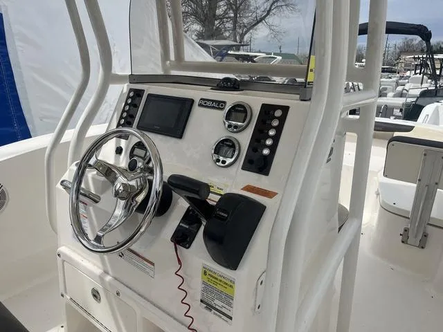 Slide: The Image of Robalo R202EX 2021 - 8