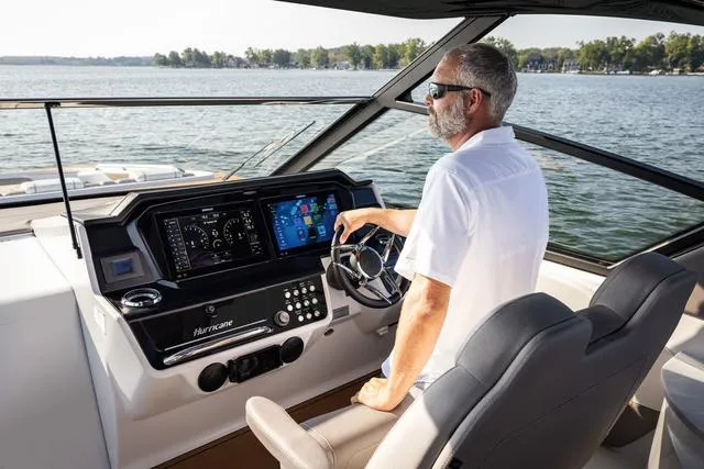 Slide: The Image of Hurricane Sundeck 3200 OB - Yacht Certified 2025 - 10