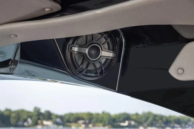 Slide: The Image of Hurricane Sundeck 3200 OB - Yacht Certified 2025 - 11