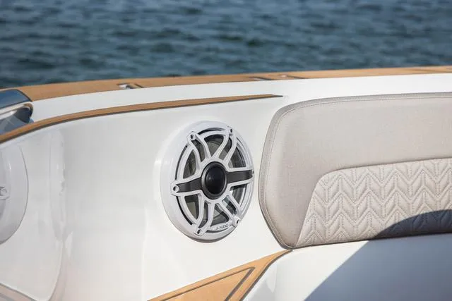 Slide: The Image of Hurricane Sundeck 3200 OB - Yacht Certified 2025 - 13