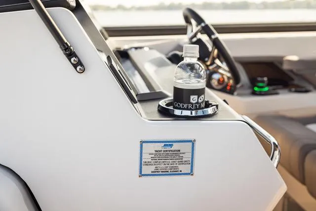 Slide: The Image of Hurricane Sundeck 3200 OB - Yacht Certified 2025 - 15