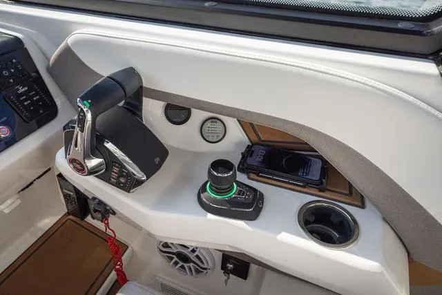 Slide: The Image of Hurricane Sundeck 3200 OB - Yacht Certified 2025 - 16