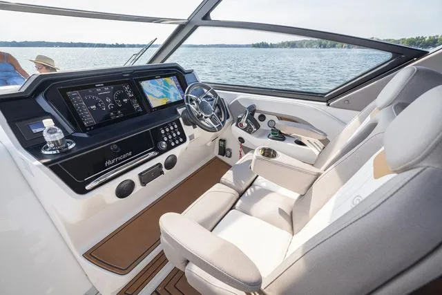 Slide: The Image of Hurricane Sundeck 3200 OB - Yacht Certified 2025 - 19