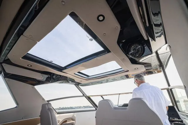 Slide: The Image of Hurricane Sundeck 3200 OB - Yacht Certified 2025 - 20