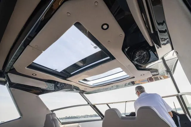 Slide: The Image of Hurricane Sundeck 3200 OB - Yacht Certified 2025 - 21