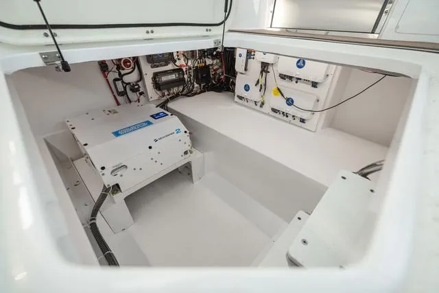 Slide: The Image of Hurricane Sundeck 3200 OB - Yacht Certified 2025 - 24