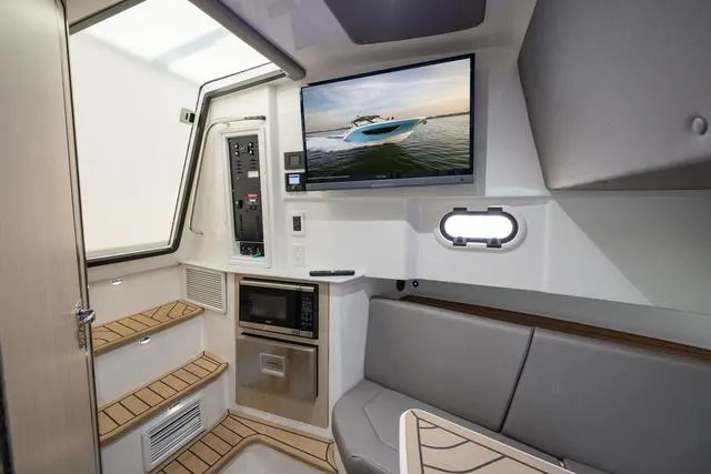 Slide: The Image of Hurricane Sundeck 3200 OB - Yacht Certified 2025 - 28