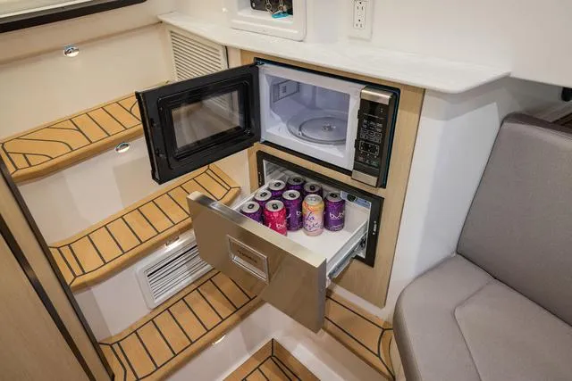 Slide: The Image of Hurricane Sundeck 3200 OB - Yacht Certified 2025 - 30