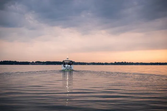 Slide: The Image of Hurricane Sundeck 3200 OB - Yacht Certified 2025 - 33