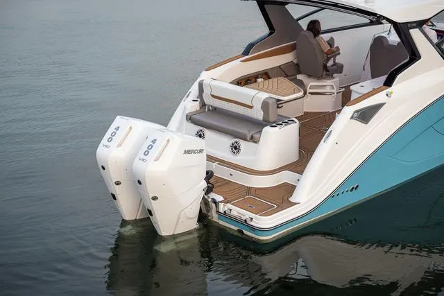 Slide: The Image of Hurricane Sundeck 3200 OB - Yacht Certified 2025 - 4