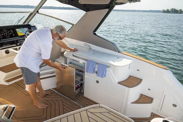 Slide: The Image of Hurricane Sundeck 3200 OB - Yacht Certified 2025 - 45